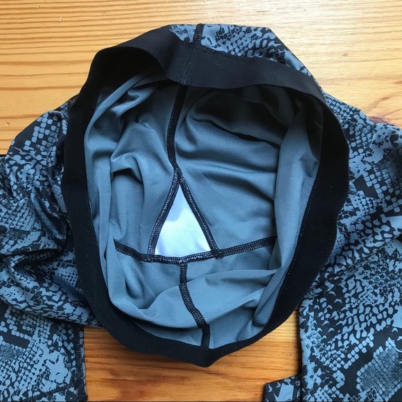 Nike Pro Gray Snakeskin Capris Leggings, EUC, M - Picture 15 of 15